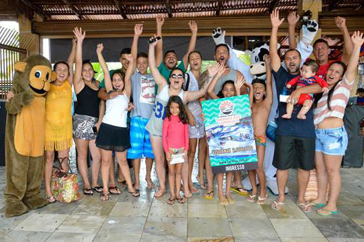 Visitante de número 2 milhões é premiado em Thermas dos Laranjais Fábio Rodrigues de Souza foi presenteado junto com a família