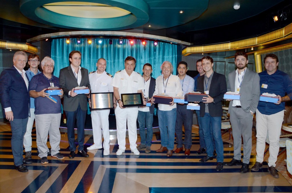 Navio Costa Favolosa faz escala inédita em Balneário Camboriú Representantes do município e da companhia trocaram placas de agradecimento durante a ocasião
