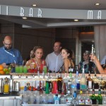 Agentes aproveitam o Martini Bar a bordo do Infinity Agentes aproveitam o Martini Bar a bordo do Infinity