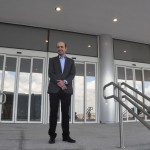 Antonio Dias em frente ao novo Centro de Convenções
