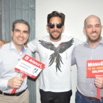 Felipe Pezzoni, da Banda Eva, com Marcius Moreno e Frederico Pedreira, da Avianca, durante ação de Carnaval