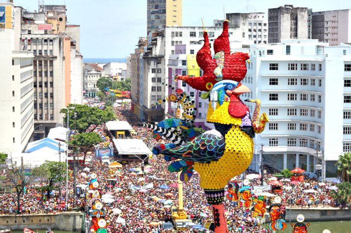 em 1995 que o Galo levou o título de maior bloco carnavalesco do mundo (Guinness Book) com mais de um milhão e meio de foliões.. credito: Paulo Paiva/DP/D.A Press. Local. Vista Aerea do Bloco Galo da Madrugada no bairro do Recife.