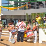 Integrantes da escola de samba santista Império da Vila