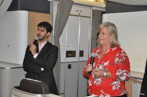 João Pedro Pita, do GRU Airport, e Anette Taeuber, do grupo Lufthansa, durante coletiva de imprensa no B777-300