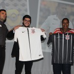 Paulo Biondo, da Agaxtur, e Georgia Amariano, da MMT receberam duas camisteas do Corinthians de Renato Gonçalves pela presença na Florida Cup