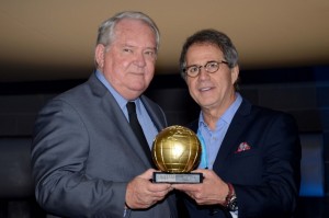 Roy Taylor, do M&E, recebeu o troféu das mãos de Otávio Neto, CEO do Grupo Radar