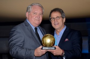 Esfe homenageia 54 personalidades do setor 2 Roy Taylor, do M&E, recebeu o troféu das mãos de Otávio Neto, CEO do Grupo Radar