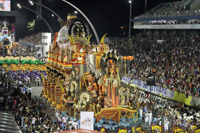 O Carnaval brasileiro é o mais famoso do planeta e atrai milhares de turistas todos os anos