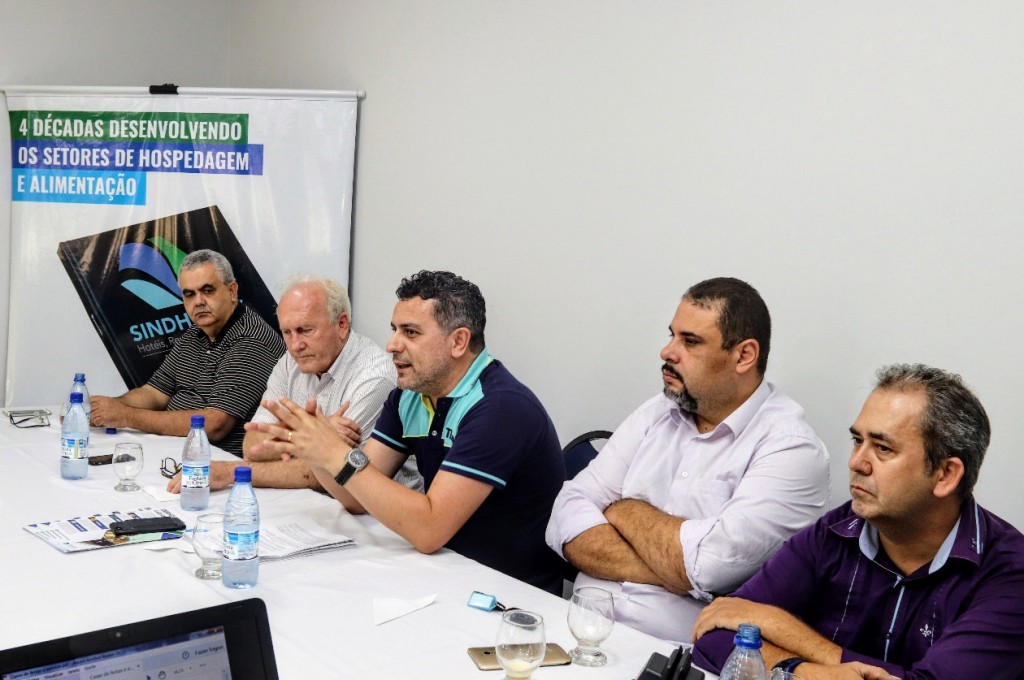 Encontro promove debate sobre melhorias na legislação de eventos em Foz do Iguaçu Empresários, prestadores de serviço em eventos, contadores entre outros profissionais participaram do evento