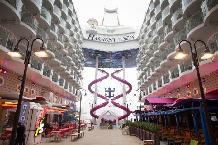 Symphony of the Seas assume posto de maior navio do mundo nesta sexta (23) 6 Vista de dois toboáguas no BoardWalk abordo Harmony of the Seasdo