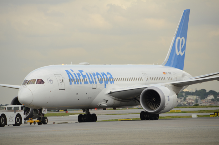 Boeing 787 Dreamliner da Air Europa pousou em Guarulhos pela primeira vez nesta segunda-feira (26)