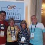 Celina Pazin (de óculos, master franqueada Mato Grosso) com a família de franqueados, neto Otávio, filha Patrícia Pazin e o marido Celina Pazin (de óculos, master franqueada Mato Grosso) com a família de franqueados, neto Otávio, filha Patrícia Pazin e o marido