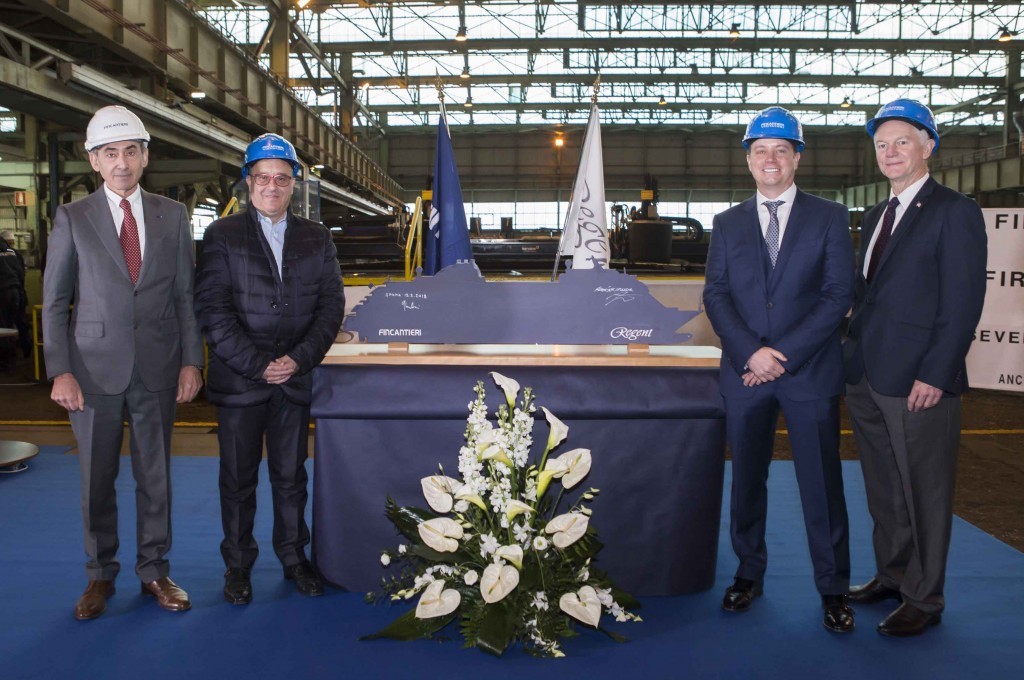Giovanni Stecconi, diretor do estaleiro Fincantieri, na Itália; Franco Semeraro, vice-presidente Sênior de Operações Hoteleiras da RSSC; Jason Montague, presidente e CEO da RSSC; e Robin Lindsay, vice-presidente Executivo de Operações e Embarcações da NCL Holdings