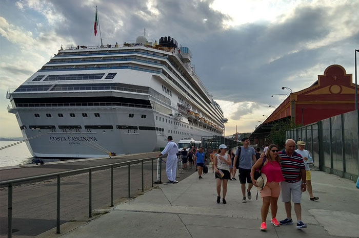No dia 14, o navio Costa Fascinosa inicia a travessia no Rio de Janeiro (Pier Mauá), com destino à Itália.