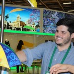 Diogo Beltrão, da empetur, distribui as sombrinhas do Frevo na ITB 2018