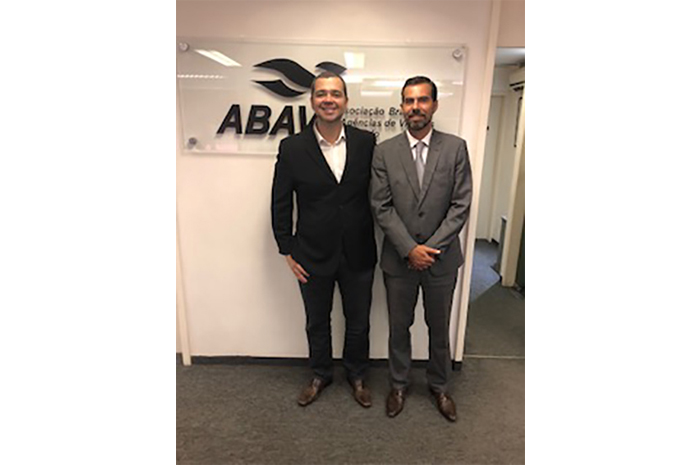 Abav-SP contrata novo Gerente Executivo 1 Edmilson Romão, presidente da Abav-SP, com Leandro Begoti, novo Gerente Executivo da entidade Divulgação
