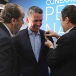 Paulo Câmara, governador de Pernambuco, entregando a Medalha JK a Felipe Carreras, a pedido de Eduardo Sanovicz / Foto: Hesíodo Góes/Seturel-PE Paulo Câmara, governador de Pernambuco, entregando a Medalha JK a Felipe Carreras, a pedido de Eduardo Sanovicz / Foto: Hesíodo Góes/Seturel-PE