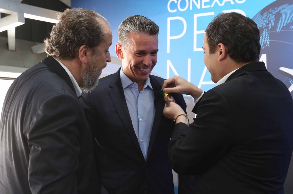 Paulo Câmara, governador de Pernambuco, entregando a Medalha JK a Felipe Carreras, a pedido de Eduardo Sanovicz / Foto: Hesíodo Góes/Seturel-PE Paulo Câmara, governador de Pernambuco, entregando a Medalha JK a Felipe Carreras, a pedido de Eduardo Sanovicz / Foto: Hesíodo Góes/Seturel-PE