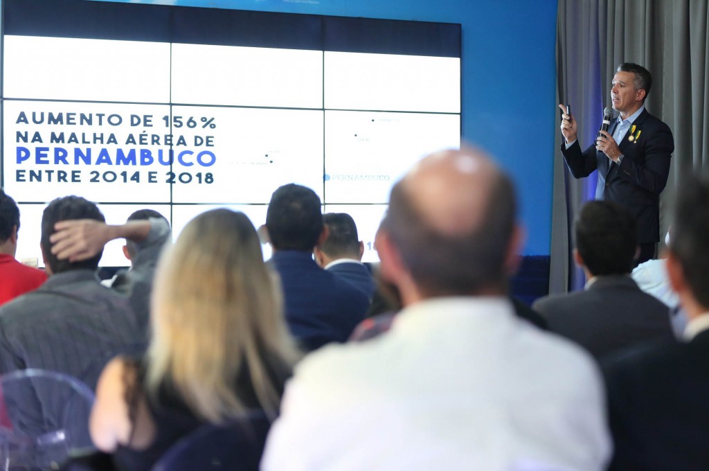 Felipe Carreras, secretário de Turismo, Esportes e Lazer de Pernambuco, apresentando seu painel "Estratégia de Conectividade de Pernambuco" / Foto: Hesíodo Góes/Seturel-PE Felipe Carreras, secretário de Turismo, Esportes e Lazer de Pernambuco, apresentando seu painel "Estratégia de Conectividade de Pernambuco" / Foto: Hesíodo Góes/Seturel-PE