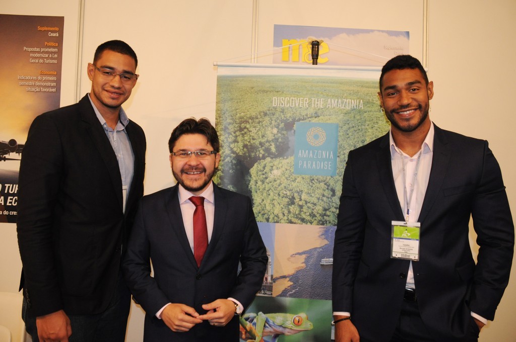 Amazonia Paradise revela produtos e serviços exclusivos da Amazônia no exterior 1 Gilson Lira, da Embratur, entre André e Juliano Braga, da Amazonia Paradise