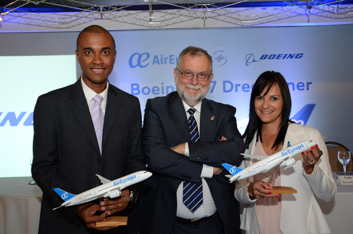 Com Dreamliner e ocupação alta, Air Europa reitera aposta no Brasil 2 Luis Sobrinho, Enrique Martín-Ambrosio e Alessandra Feitosa, parte da equipe da Air Europa no Brasil