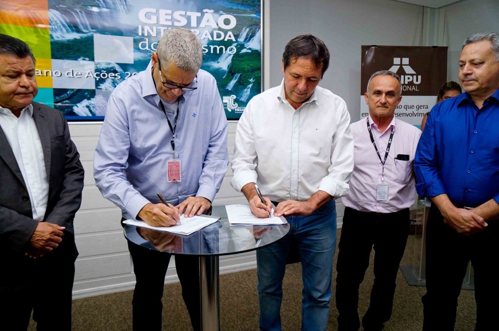 Luiz Fernando Leone Vianna, diretor-geral brasileiro da Itaipu, e Chico Brasileiro, prefeito de Foz do Iguaçu