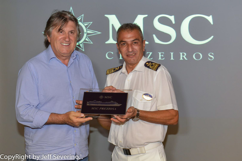 MSC realiza escala teste em Florianópolis (SC) 4 O secretário de Turismo de Santa Catarina, Leonel Pavan também recebeu a placa comemorativa (Foto: Jefferson Severino)