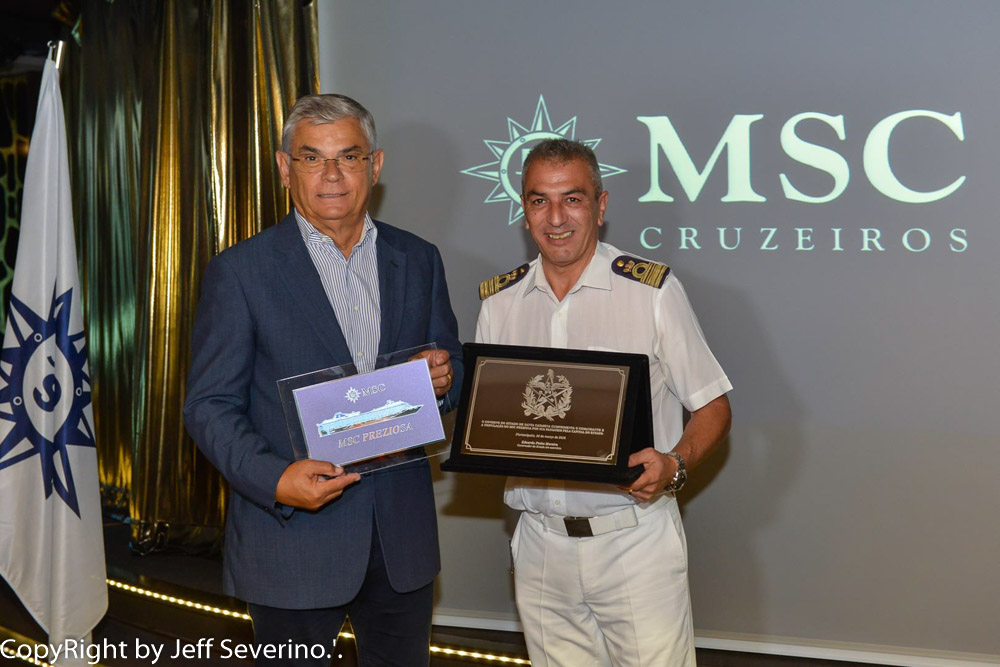 MSC realiza escala teste em Florianópolis (SC) 3 Governador recebe placa comemorativa da escala do navio (Foto: Jefferson Severino)