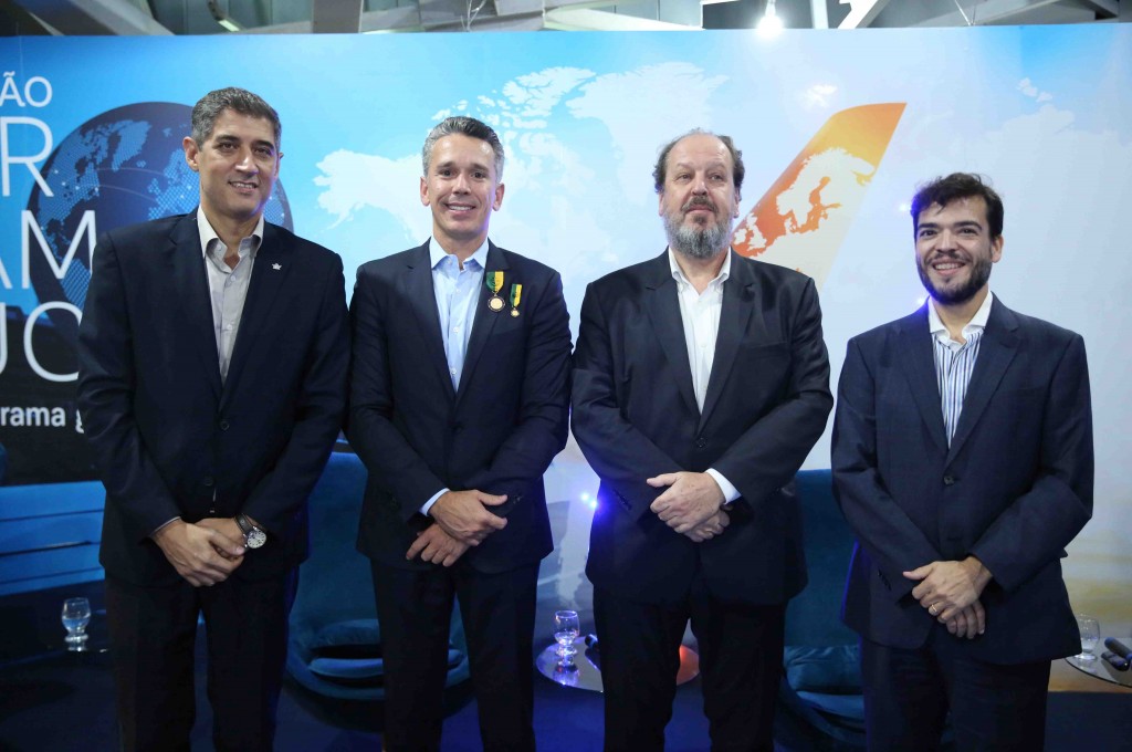 Marcelo Pedroso, diretor de Relações Brasil da International Air Transport Association, Felipe Carreras, secretário de Turismo, Esportes e Lazer de Pernambuco, Eduardo Sanovicz, presidente da Associação Brasileira de Empresas Aéreas, e Marcelo Bento, diretor da Azul Viagens / Foto: Hesíodo Góes/Seturel-PE Marcelo Pedroso, diretor de Relações Brasil da International Air Transport Association, Felipe Carreras, secretário de Turismo, Esportes e Lazer de Pernambuco, Eduardo Sanovicz, presidente da Associação Brasileira de Empresas Aéreas, e Marcelo Bento, diretor da Azul Viagens / Foto: Hesíodo Góes/Seturel-PE
