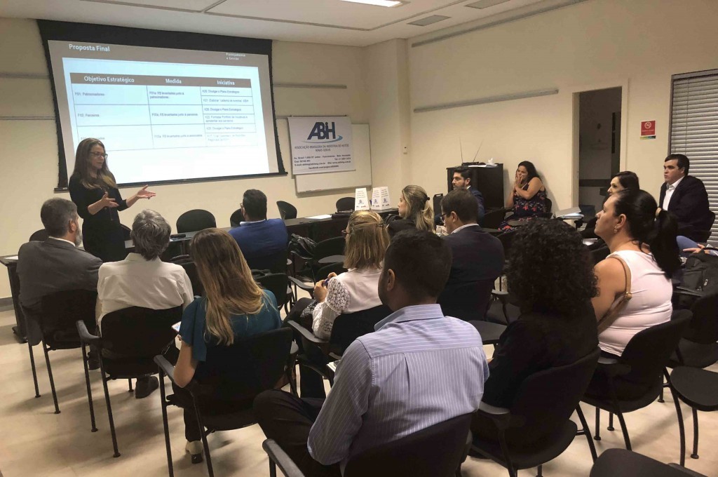 A presidente da ABIH-MG, Erica Drumond, apresenta o planejamento estratégico para 2018 (Foto: Alcance Comunicação)