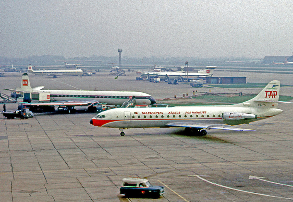 TAP celebra 73 anos de operação em momento de expansão e recordes 2 Sud-Aviation-Caravelle-da-TAP-no-Aeroporto-de-Heathrow-Londres-em-1966