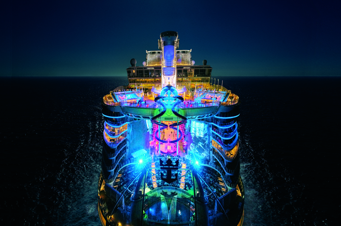 Symphony of the Seas em alto mar a noite