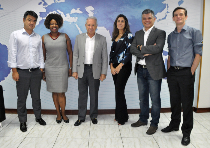 Afonso Louro com Renato Kido, gerente de Produtos Nacionals, Claudia Gonçalves, gerente do Marítimo, Liliane Jacob, gerente de Produtos Internacionais, Edson Akabane, Head de Vendas, e Eliseu Thomae, gerente de Marketig