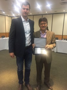 Abracorp apresenta testes finais do sistema de Business Intelligence (BI) Rubens Schwartzmann entrega placa de homenagem a Gervasio Tanabe
