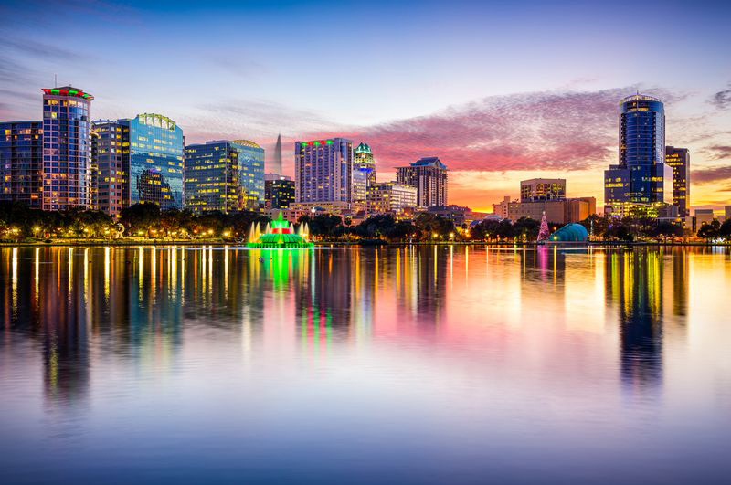 Confira a lista dos melhores destinos da América para mulheres viajarem sozinhas orlando