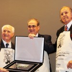 Alceu Vezzozo, presidente do grupo Bourbon recebe a placa de Michelão e Alceu Vezzozo Filho