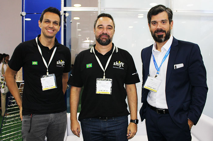 Shift lançará sistema online para atender 5 mil municípios em todo Brasil 1 Alexandre Pinto e Renato Kiste, da Shift, com Fernando Cavalcanti, da SAB