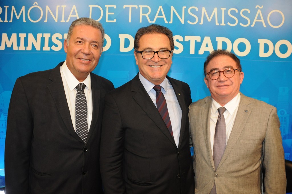 Alexandre Sampaio, do FBHA, Vinicius Lummertz, ministro do Turismo, e Manoel Linhares, da ABIH