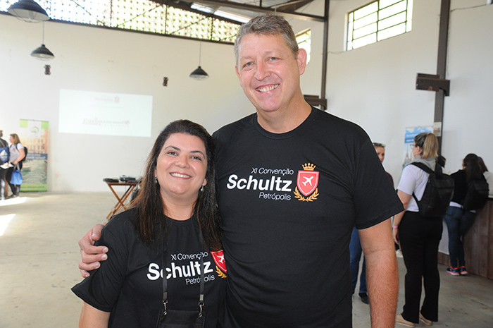 Schultz fatura R$ 93 milhões e tem alta de 16,7% no semestre 1 Ana Santana, diretora da Schultz no Brasil, e Aroldo Schultz, presidente da Schultz