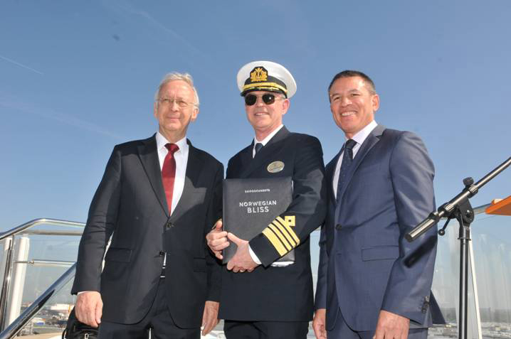 Bernard Meyer, diretor gerente da Meyer Werft, Capitão Karl Staffan Bengtsson, e Andy Stuart, presidente e CEO da Norwegian Cruise Line