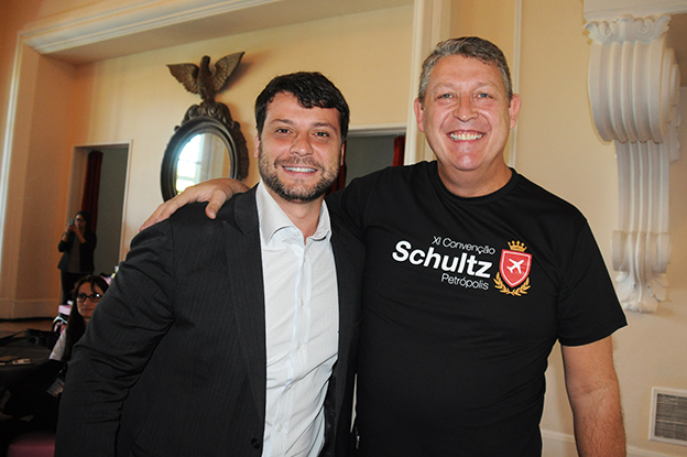 Convenção Schultz: prefeito enaltece ascensão do turismo de Petrópolis-RJ 1 Bernardo Rossi, prefeito de Petrópolis, e Aroldo Schultz, presidente da Schultz