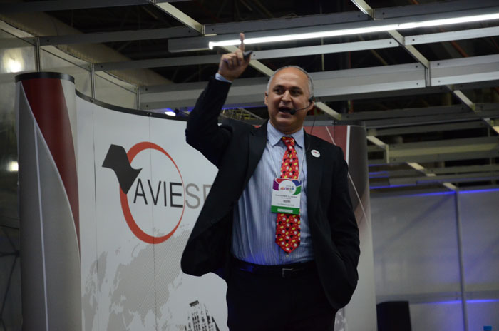 "Psicologia Positiva" encerra ciclo de palestras na Aviesp 2018 1 Claudemir Oliveira encerrou as atrações da Aviesp 2018
