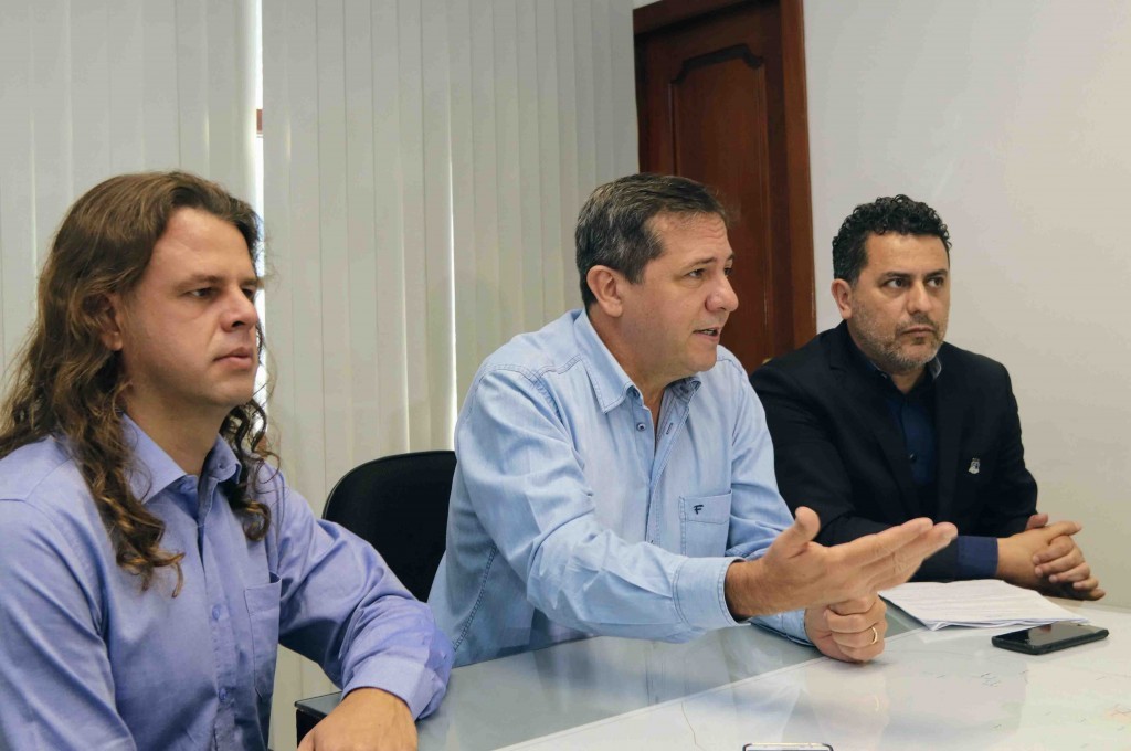 Centro de Convenções de Foz do Iguaçu será concedido à iniciativa privada 1 Coletiva de imprensa foi realizada com Anderson Kobus, presidente do Ceconfi, Chico Brasileiro, prefeito de Foz do Iguaçu, e Gilmar Piolla, secretário de Turismo, Indústria, Comércio e Projetos Estratégicos