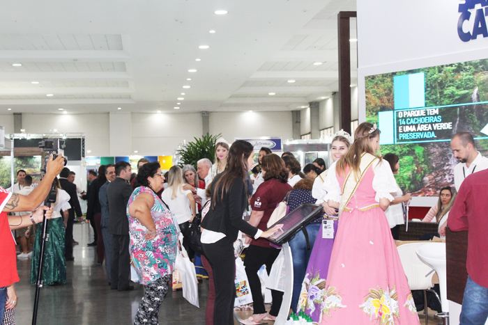 Salão Paranaense Abav-PR abre com expectativa de receber mais de 2.000 agentes; fotos 1 Corredores cheios no primeiro dia do evento