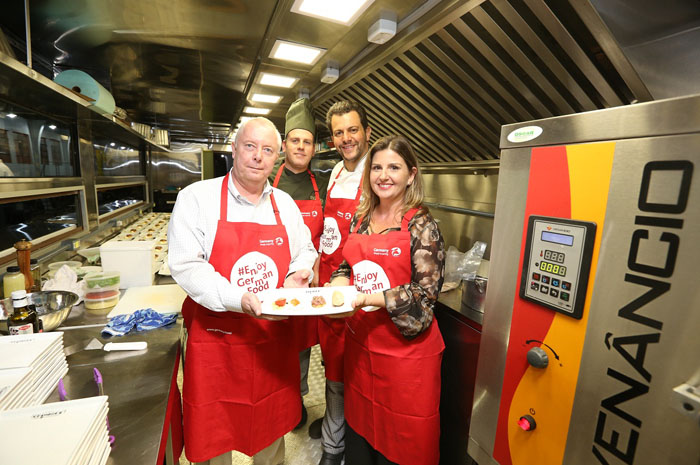 Cônsul honorário da Alemanha em Curitiba, Andreas Hoffrichter, os chefs Alexandre Kromana e Beto Madalosso e Margaret Grantham
