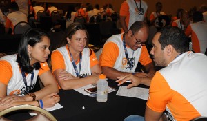 Affinity desafia colaboradores a criarem cartão assistência durante convenção; fotos