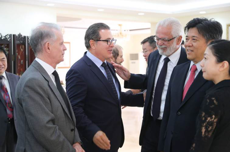 Marcelo Lima Costa, presidente da Embratur, e Vinicius Lummertz, ministro do Turismo, em encontro com o Embaixador da China no Brasil, Li Jinzhang