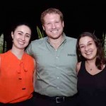 Felipe Timerman, do SeaWorld, entre Juanita Ariza e Jéssica Oliveira, do Kennedy Space Center