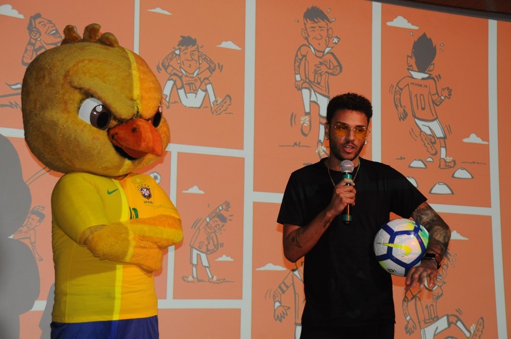 Gabriel Lucas, sósia de Neymar, ao lado do mascote da Seleção, Canarinho