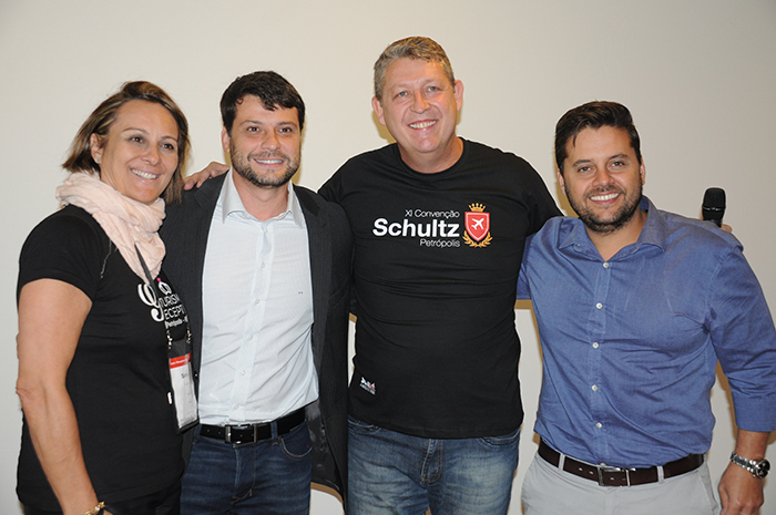Gisele Goulart, da G Receptivo Petrópolis, Bernardo Rossi, prefeito, Aroldo Schultz, presidente da Schultz, e Marcelo Valente, secretário de Turismo de Petrópolis